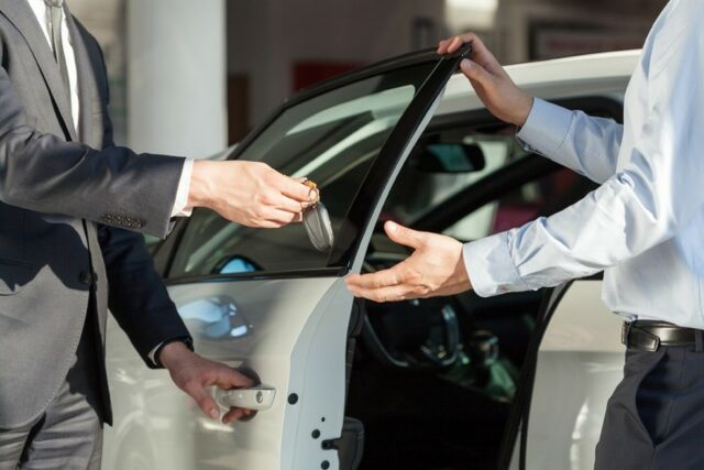 Por que é uma boa ideia manter um site para revendedoras de carros? Foto/Reprodução: KatarzynaBialasiewicz no iStock
