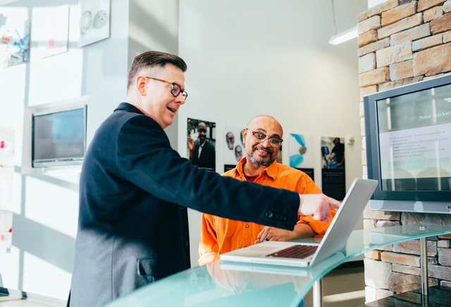 linkedin-sales-solutions-unsplash comunicação aberta entre gestores e vendedores