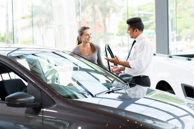 Como a boa relação dos funcionários influencia no sucesso de uma revendedora de carros? Foto/Reprodução: michaeljung no iStock