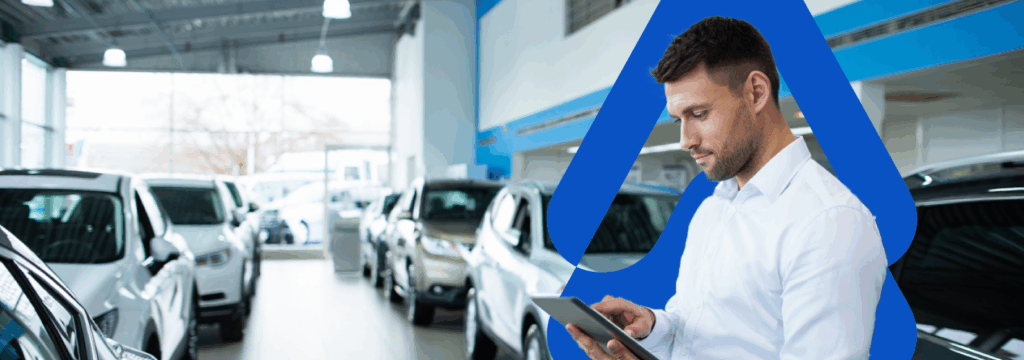 Homem usando CRM na loja de carros