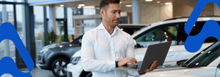 homem preocupado usando um computador na loja de carros sem CRM
