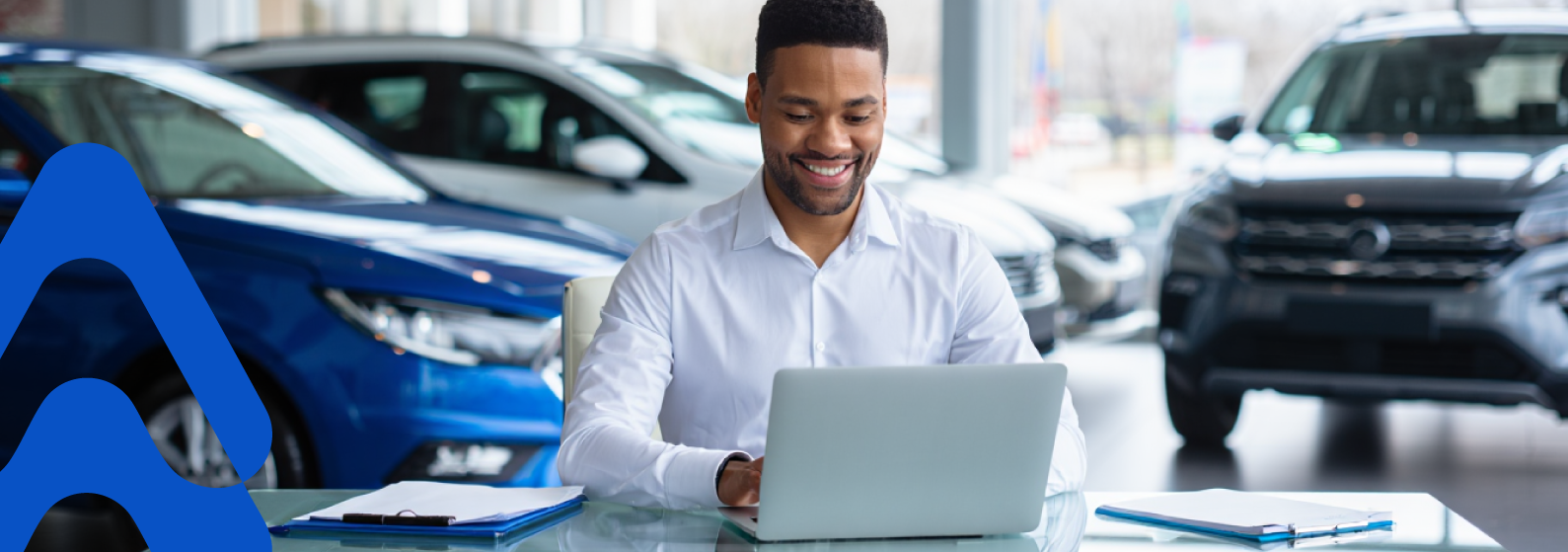 homem feliz usando crm para loja de carros