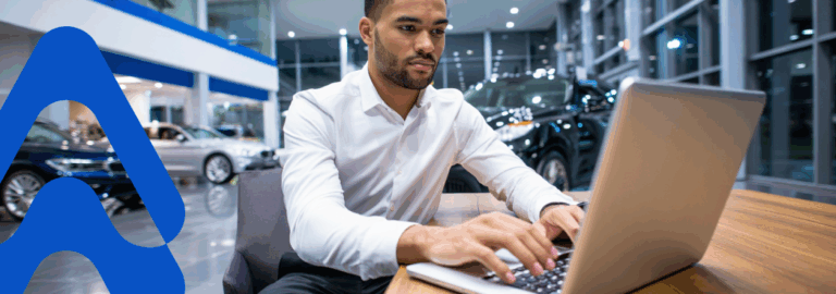 homem usando sistema de gestão para loja de carro