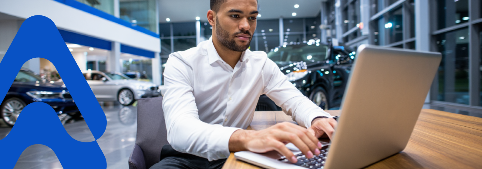 homem usando sistema de gestão para loja de carro