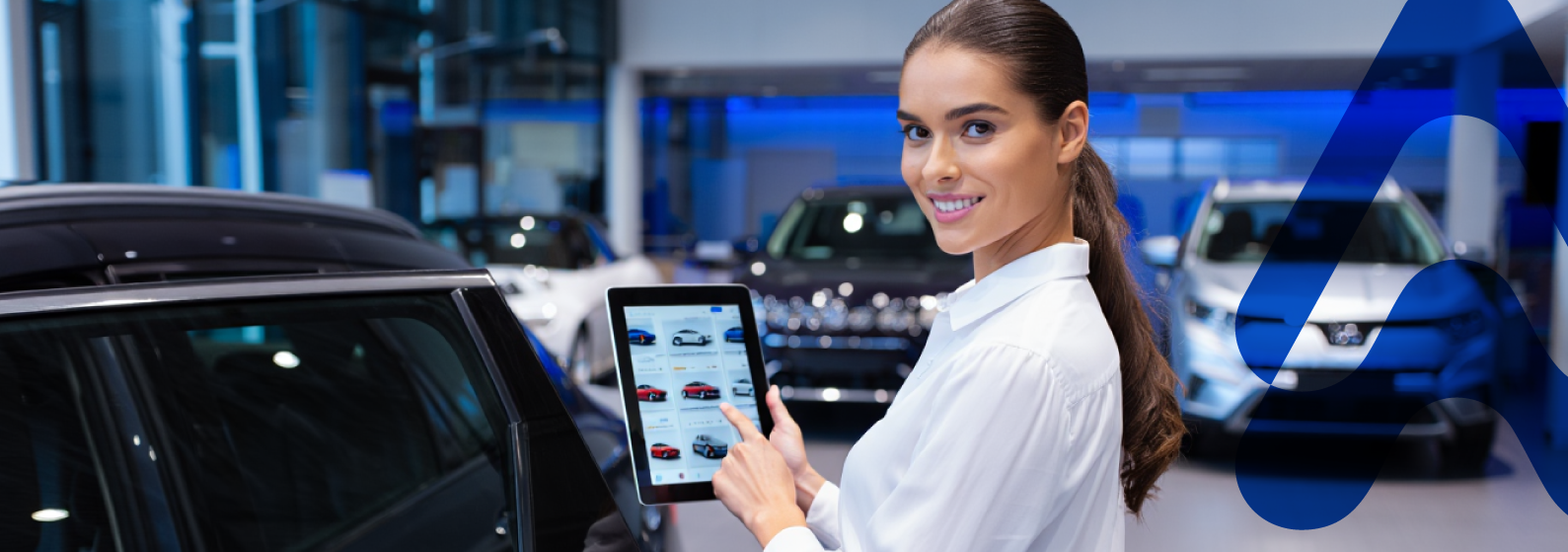mulher usando sistema de gestão para loja de carro
